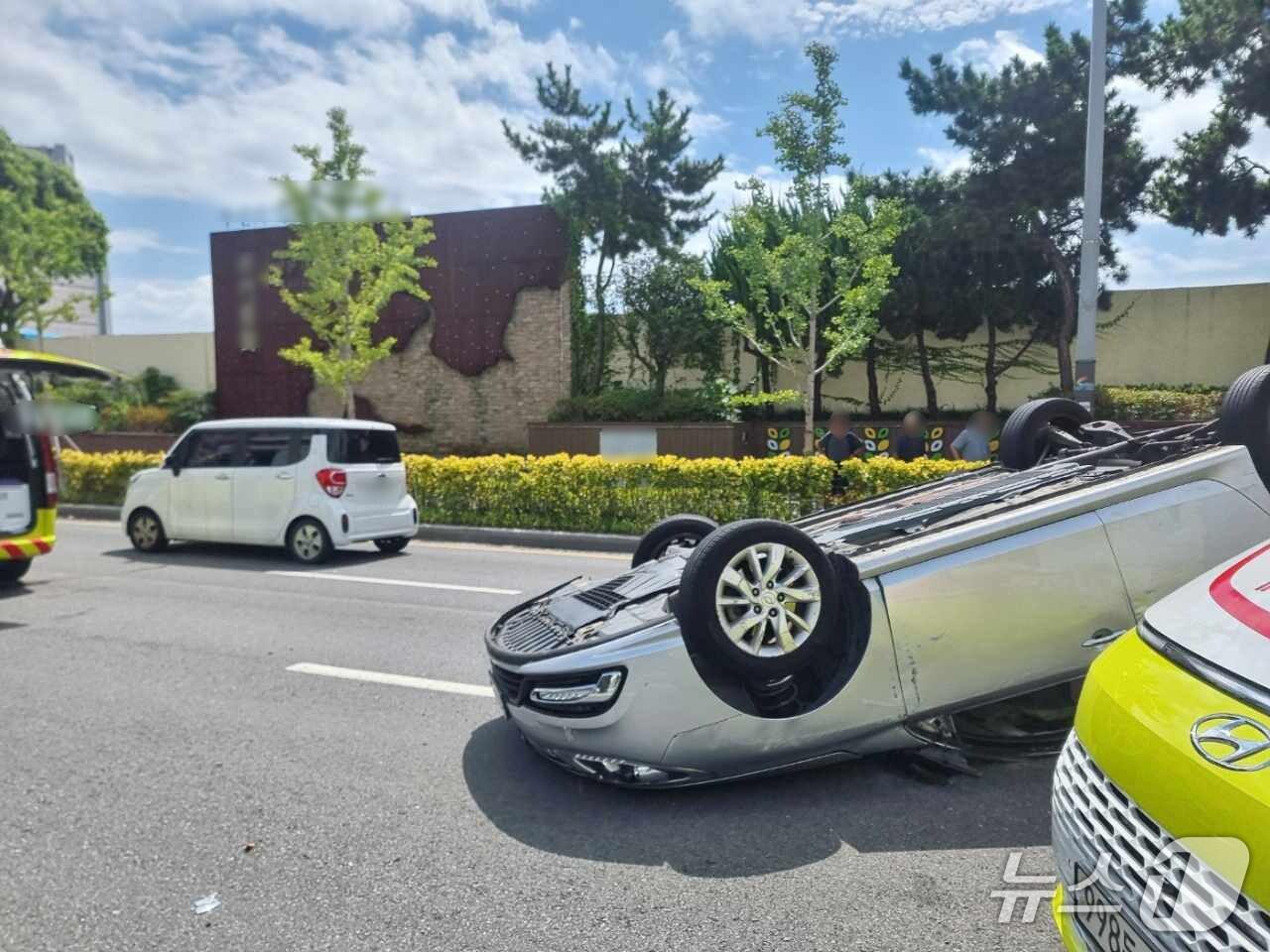 본문 이미지 - 6일 오전 부산 동구 중앙대로 교통사고 현장.(부산 동부경찰서 제공. 재판매 및 DB 금지)