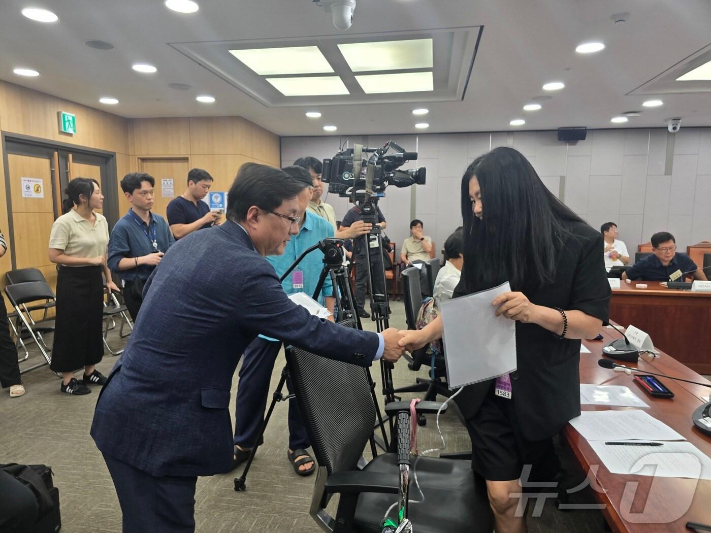 본문 이미지 - 김성환 환경부 장관은 8월 6일 국회 의원회관 제1세미나실에서 피해자단체 대표들을 만나 간담회를 가지고, 피해자·유족에게 사과했다. 이 자리에는 더불어민주당의 안호영 국회 환경노동위원회 위원장도 참석했다. 사법부 판결 이후 장관이 직접 피해자·유족에게 사과한 것은 처음이다. 2025.8.6/뉴스1 ⓒ News1 황덕현 기후환경전문기자