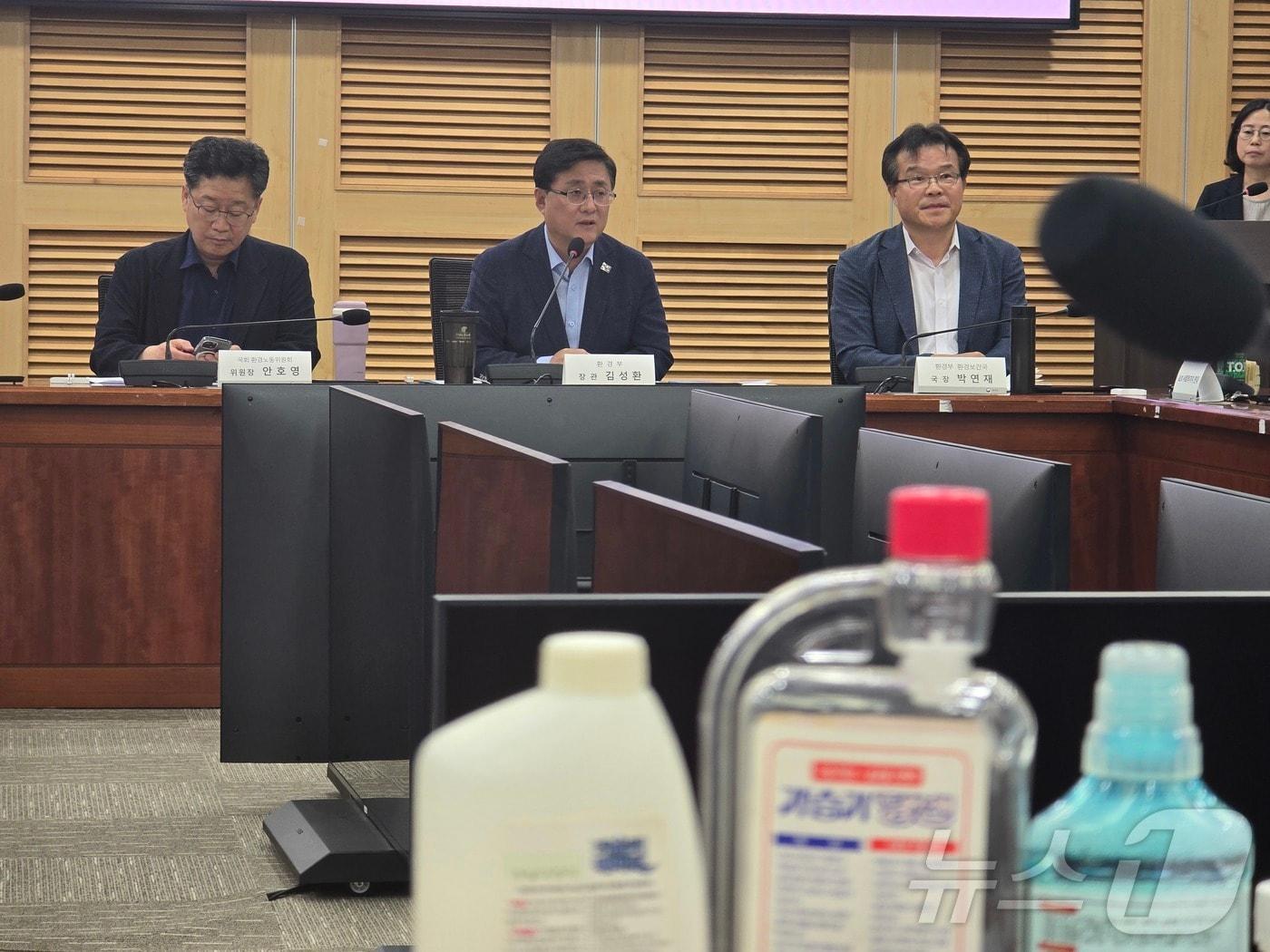 본문 이미지 - 김성환 기후에너지환경부 장관은 국회 의원회관 제1세미나실에서 피해자단체 대표들을 만나 간담회를 가지고, 피해자·유족에게 사과했다. 이 자리에는 더불어민주당의 안호영 국회 환경노동위원회 위원장도 참석했다. 사법부 판결 이후 장관이 직접 피해자·유족에게 사과한 것은 처음이다. 2025.8.6/뉴스1 ⓒ News1 황덕현 기후환경전문기자