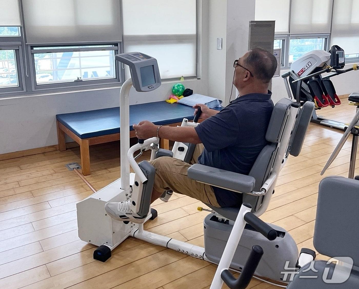 본문 이미지 - 충북 증평군보건소가 운영 중인 '재활운동실'에서 한 주민이 운동을 하고 있다.(증평군 제공, 재판매 및 DB금지)/뉴스1