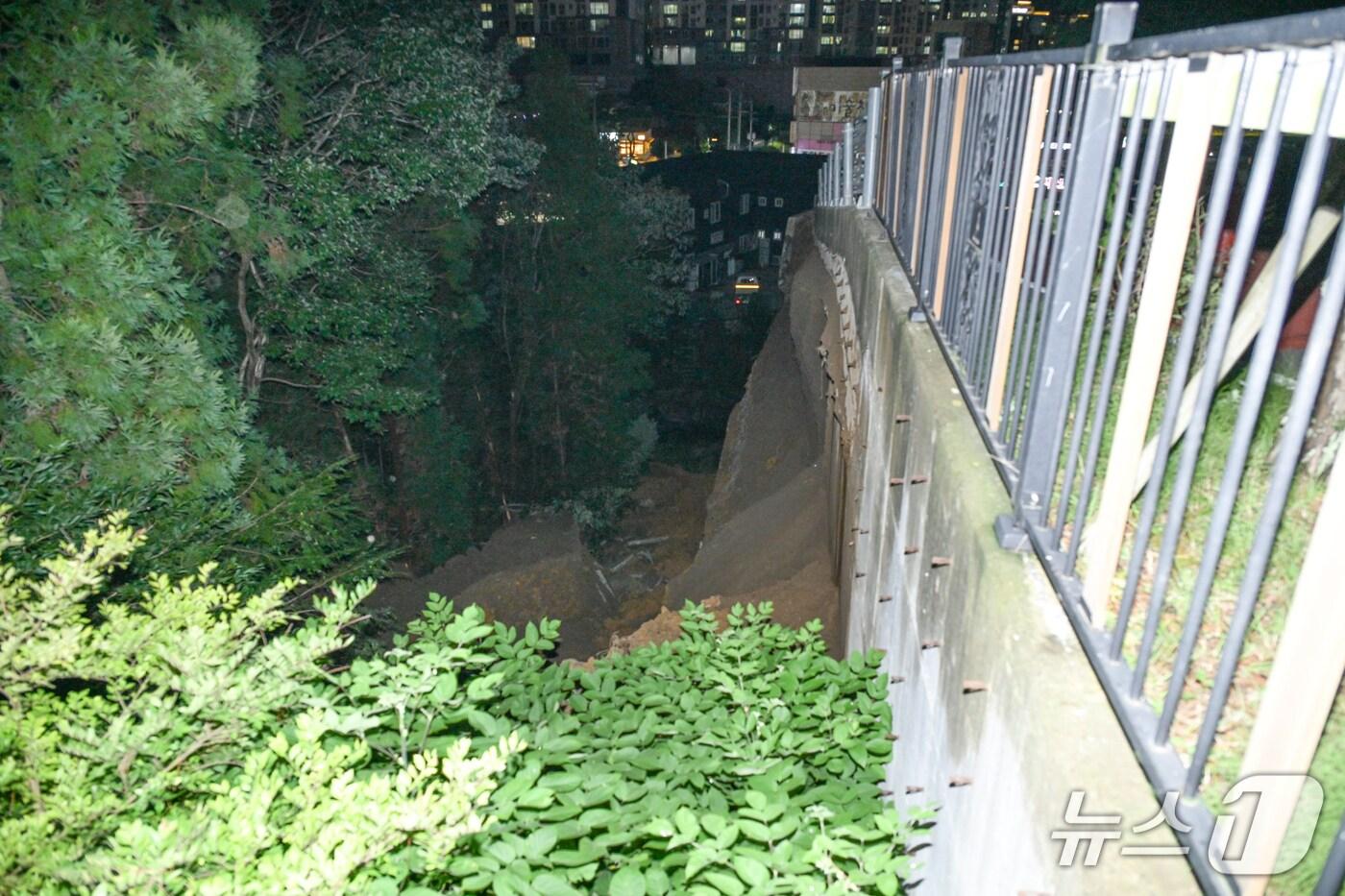 무너진 옹벽.(거제시 제공. 재판매 및 DB금지)