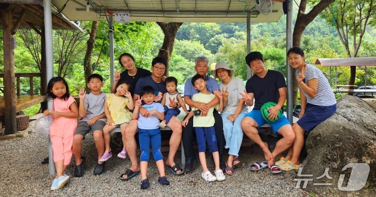 본문 이미지 - 전유근 씨와 가족 일동.(거제시 제공. 재판매 및 DB금지)