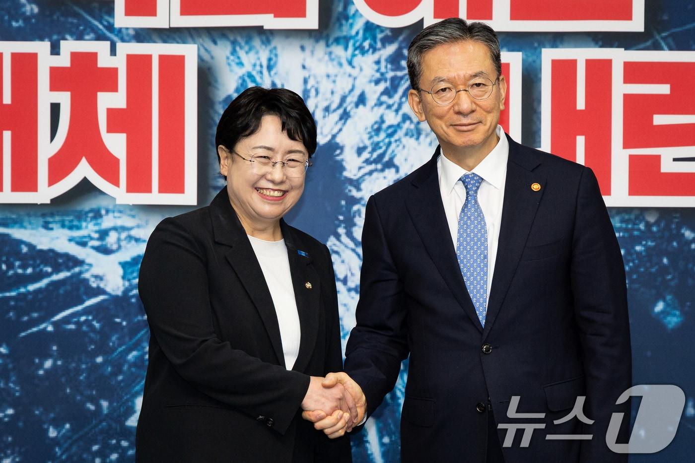 김선민 조국혁신당 당대표 권한대행이 6일 서울 여의도 국회에서 정성호 법무부 장관을 접견, 기념 촬영을 하고 있다. 2025.8.6/뉴스1 ⓒ News1 유승관 기자