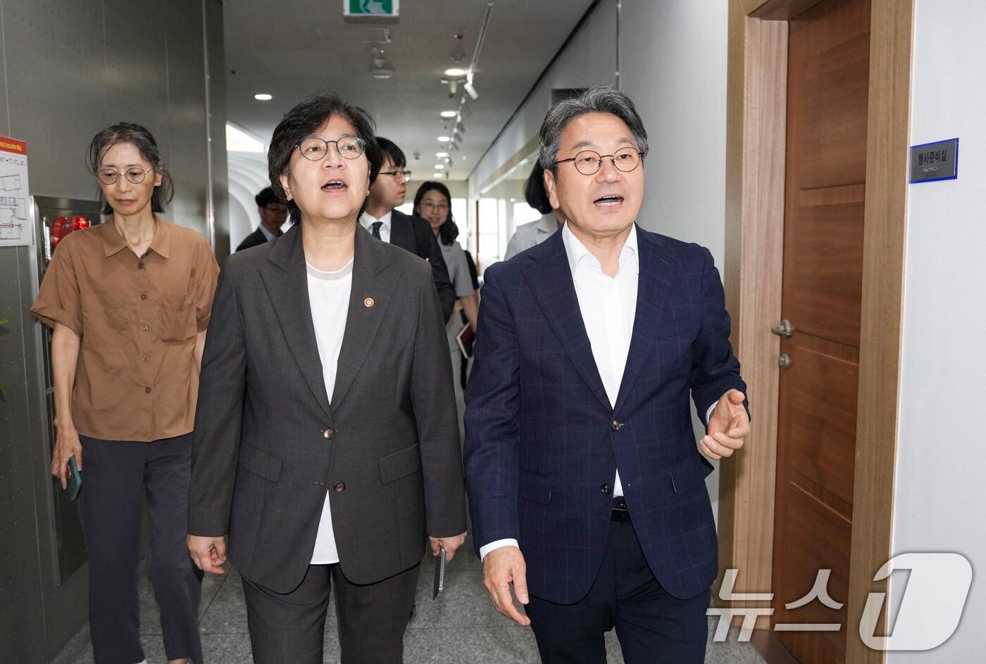 강기정 광주시장이 6일 오후 광주시 통합돌봄 정책 현장간담회 참석을 위해 광주시청을 방문한 정은경 보건복지부 장관과 이동하며 환담을 나누고 있다.&#40;광주시 제공. 재판매 및 DB 금지&#41; 2025.8.6/뉴스1