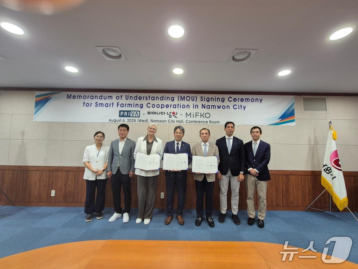 본문 이미지 - 6일 전북 남원시와  스마트팜 분야 글로벌 1위 기업 네덜란드 프리바가 업무협약을 체결한 가운데 관계자들이 기념 촬영을 하고 있다.&#40;남원시 제공. 재판매 및 DB금지&#41;/뉴스1