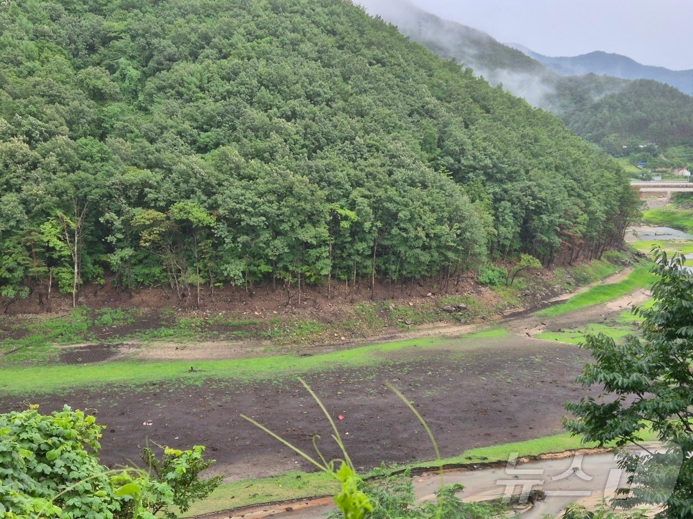 본문 이미지 - 6일 오후 강원 강릉시 성산면 오봉리 오봉저수지 일대. 이날 강수에도 불구하고 이날 오봉저수지 저수율은 28.3%로, 전날(28.9%)보다 떨어졌다. 2025.8.6/뉴스 2025.8.6/뉴스1 ⓒ News1 윤왕근 기자