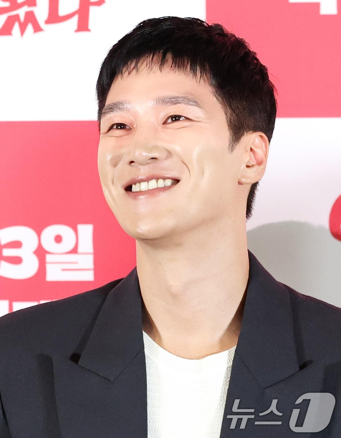 본문 이미지 - 배우 안보현이 6일 서울 용산구 CGV용산아이파크몰에서 열린 영화 &#39;악마가 이사왔다‘&#40;감독 이상근&#41; 언론시사회에 참석해 미소를 짓고 있다. &#39;악마가 이사왔다&#39;는 새벽마다 악마로 깨어나는 선지&#40;임윤아 분&#41;를 감시하는 기상천외한 아르바이트를 하게 된 청년 백수 길구&#40;안보현 분&#41;의 영혼 탈탈 털리는 이야기를 담은 악마 들린 코미디다. 2025.8.6/뉴스1 ⓒ News1 권현진 기자