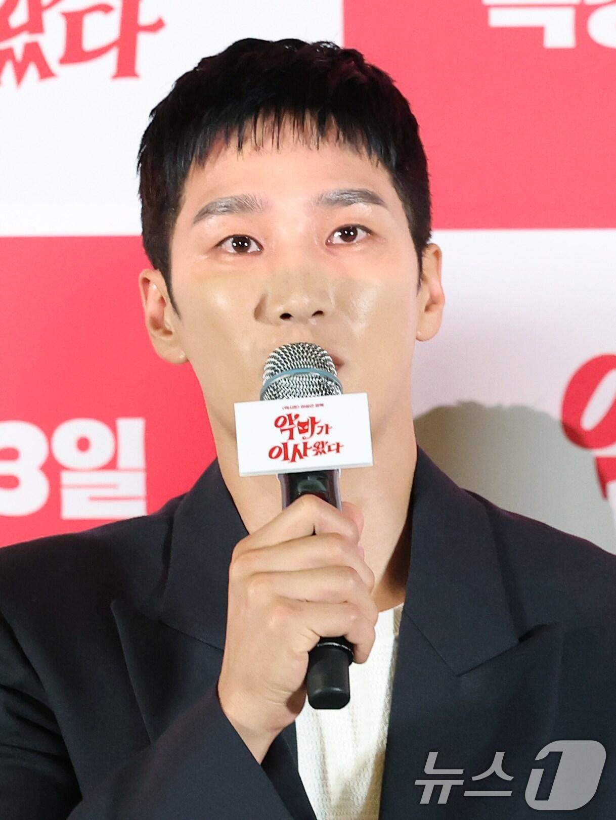 본문 이미지 - 배우 안보현이 6일 서울 용산구 CGV용산아이파크몰에서 열린 영화 '악마가 이사왔다‘(감독 이상근) 언론시사회에 참석해 인사말을 하고 있다. '악마가 이사왔다'는 새벽마다 악마로 깨어나는 선지(임윤아 분)를 감시하는 기상천외한 아르바이트를 하게 된 청년 백수 길구(안보현 분)의 영혼 탈탈 털리는 이야기를 담은 악마 들린 코미디다. 2025.8.6/뉴스1 ⓒ News1 권현진 기자