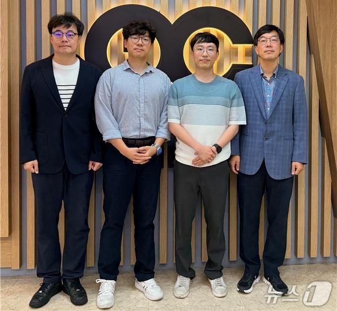 본문 이미지 - 경북대와 카이스트 연구팀이 종이처럼 얇고 유연한 로봇 시트 개발에 성공했다. 왼쪽부터 카이스트 기계공학과 박인규 교수, 경북대 기계공학부 정용록 교수, 삼성전자 박현규 박사, 카이스트 기계공학과 김정 교수. (경북대 제공. 재판매 및 DB 금지)/뉴스1