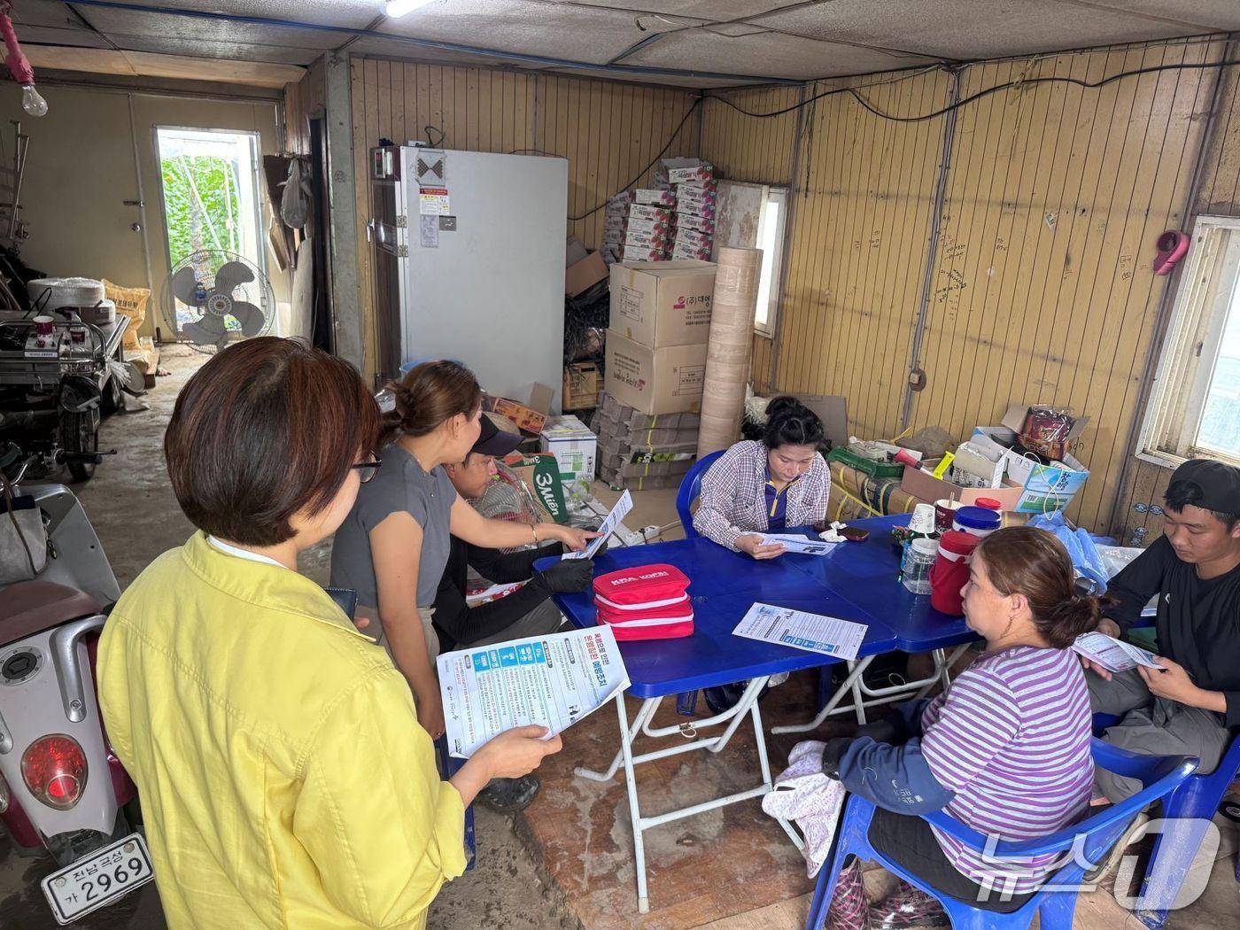 본문 이미지 - 곡성군이  관내 외국인 계절근로자의 인권증진과 안전한 근로환경 조성을 위해 불시 현장점검을 실시하고있다 (곡성군 제공)