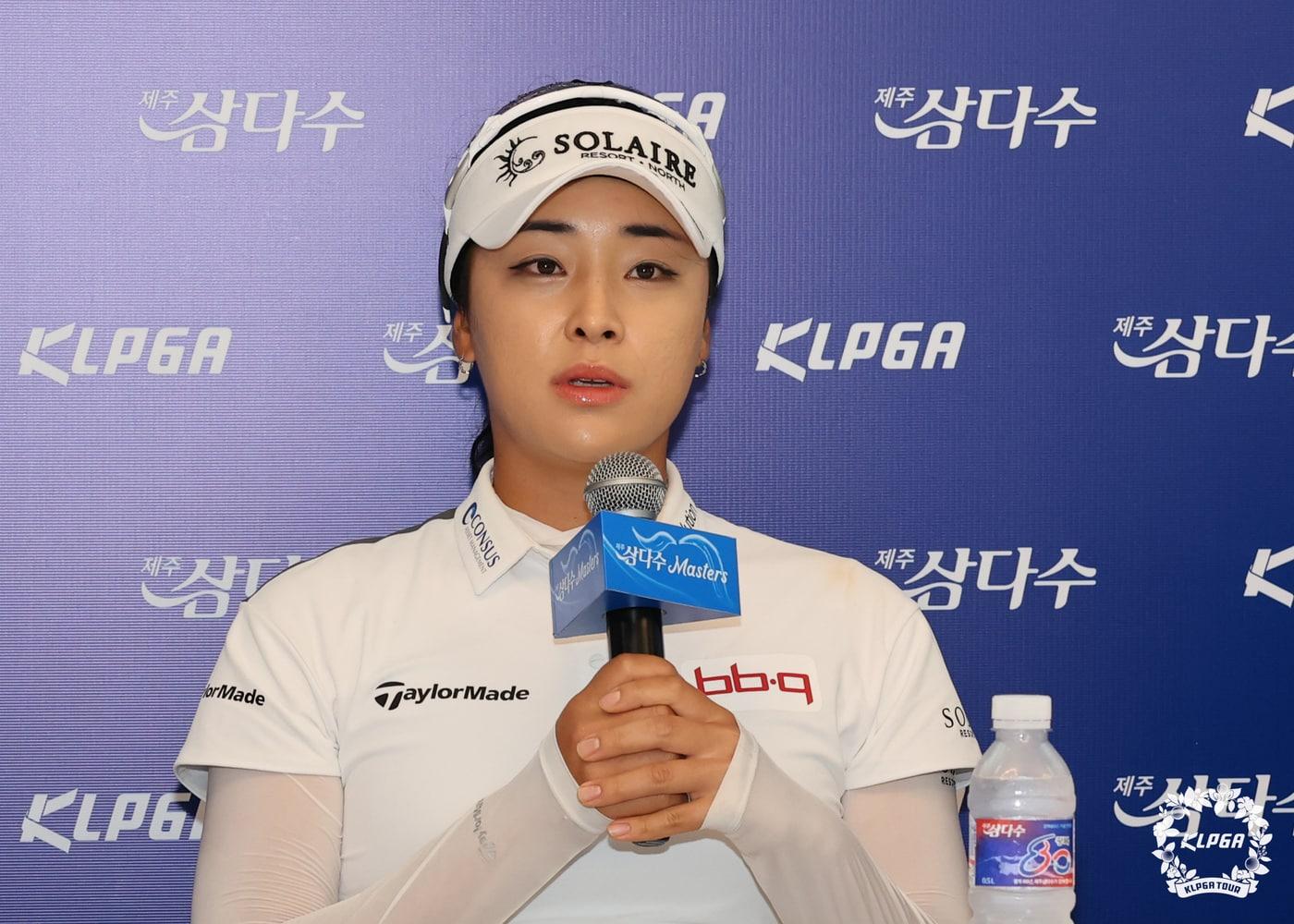 본문 이미지 - 윤이나가 6일 제주 서귀포시 사이프러스 골프 앤 리조트에서 열린 KLPGA 제주 삼다수 마스터스 기자회견에 참석해 질문에 답변하고 있다. &#40;KLPGA 제공&#41;