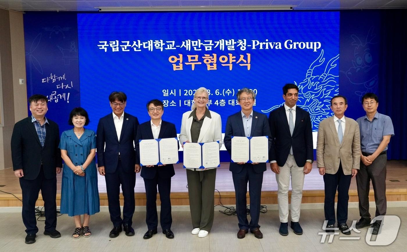 6일 새만금개발청이 국립군산대학교, 네덜란드 기업 프리바와 업무협약을 맺은 가운데 3개 기관 관계자들이 기념 촬영을 하고 있다.(새만금개발청 제공. 재판매 및 DB금지)/뉴스1 