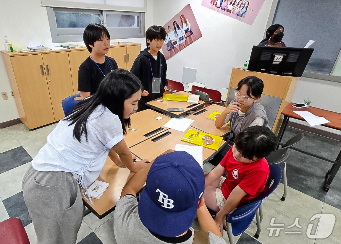 본문 이미지 - 대구경북영어마을 영어캠프에서 한국과 일본 초·중학생들이 함께 수업하는 모습. (영진전문대 제공. 재판매 및 DB금지)