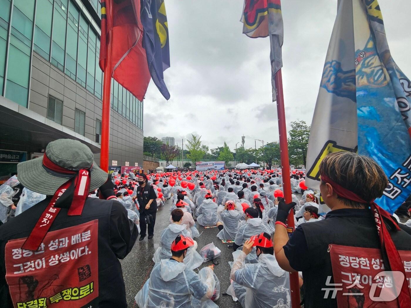 본문 이미지 - sk 하이닉스 청주 공장 집회.2025.8.6/뉴스1 이재규 기자