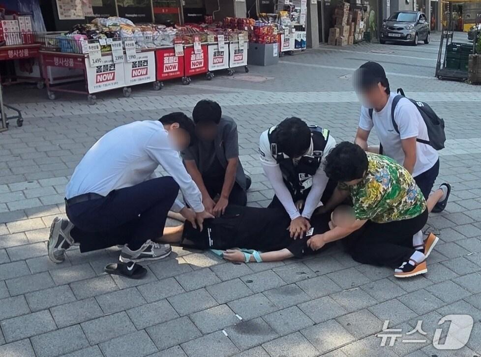 본문 이미지 - 이현창 경사가 심폐소생술(CPR)을 하고 있는 모습.(경기 김포경찰서 제공.재판매 및 DB금지)