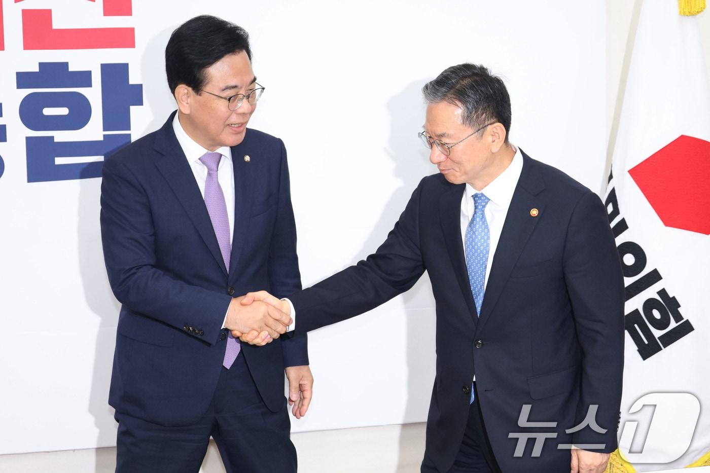 송언석 국민의힘 비상대책위원장 겸 원내대표가 6일 오후 서울 여의도 국회를 찾은 정성호 법무부 장관을 접견, 악수하고 있다. 2025.8.6/뉴스1 ⓒ News1 이광호 기자