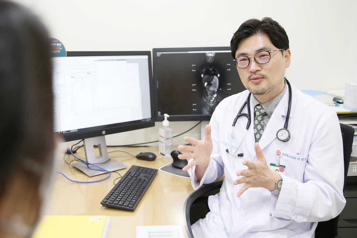 이범희 서울아산병원 의학유전학센터 교수가 진료를 하고 있다.(서울아산병원 제공)/뉴스1