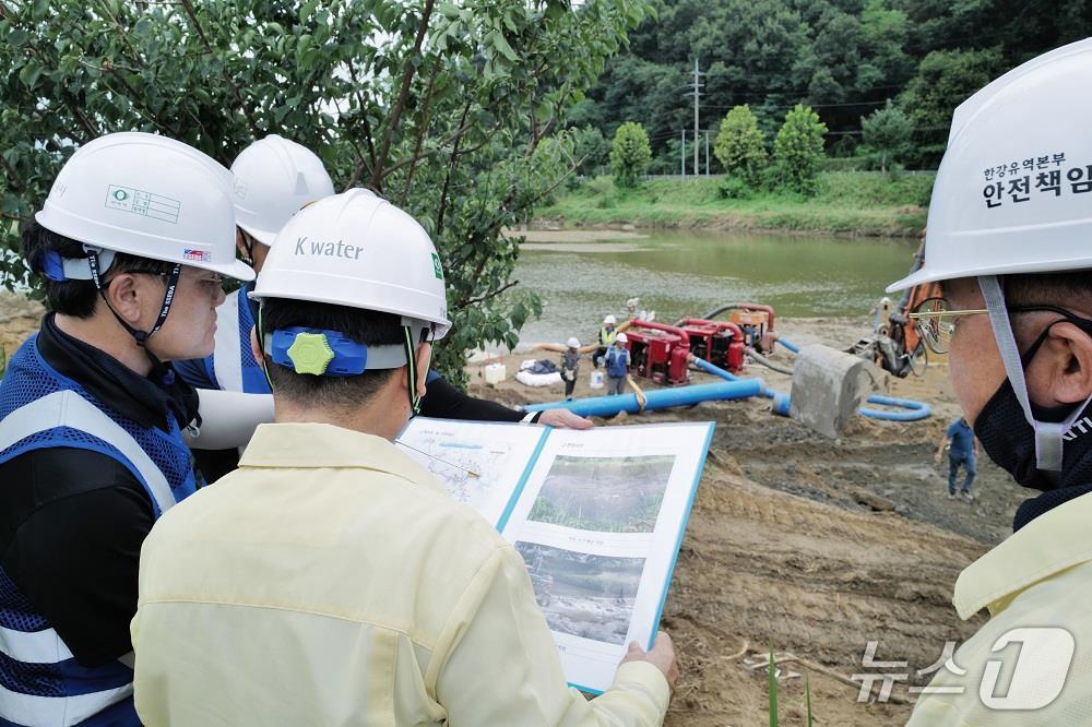 본문 이미지 - 윤석대 한국수자원공사 사장(사진 가운데)이 충북 증평군 증평읍 사곡리(임시관로 시점부)의 복구공사 현장을 찾아 임시관로 연결 상황을 점검하고 있다. (한국수자원공사 제공.재판매 및 DB금지)/뉴스1