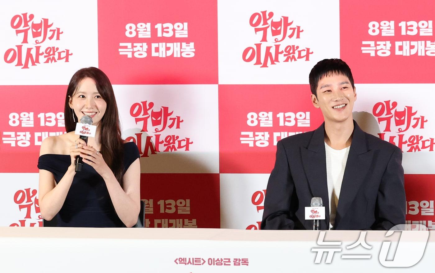 배우 임윤아와 안보현(오른쪽)이 6일 서울 용산구 CGV용산아이파크몰에서 열린 영화 '악마가 이사왔다‘(감독 이상근) 언론시사회에 참석해 미소를 짓고 있다. '악마가 이사왔다'는 새벽마다 악마로 깨어나는 선지(임윤아 분)를 감시하는 기상천외한 아르바이트를 하게 된 청년 백수 길구(안보현 분)의 영혼 탈탈 털리는 이야기를 담은 악마 들린 코미디다. 2025.8.6/뉴스1 ⓒ News1 권현진 기자