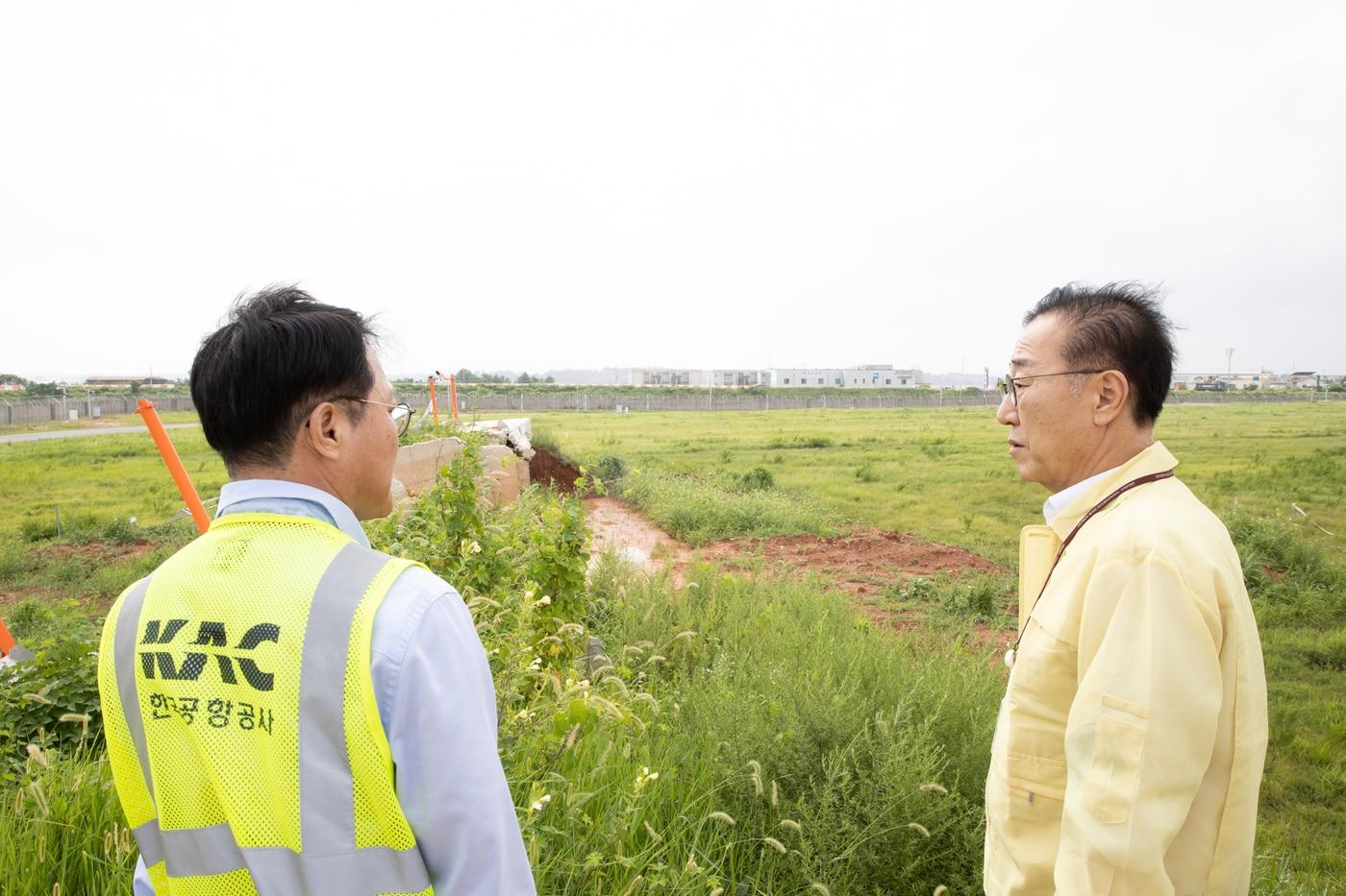 김윤덕 국토교통부 장관&#40;오른쪽&#41;이 무안국제공항 사고현장을 점검하고 있다.&#40;국토교통부 제공&#41;