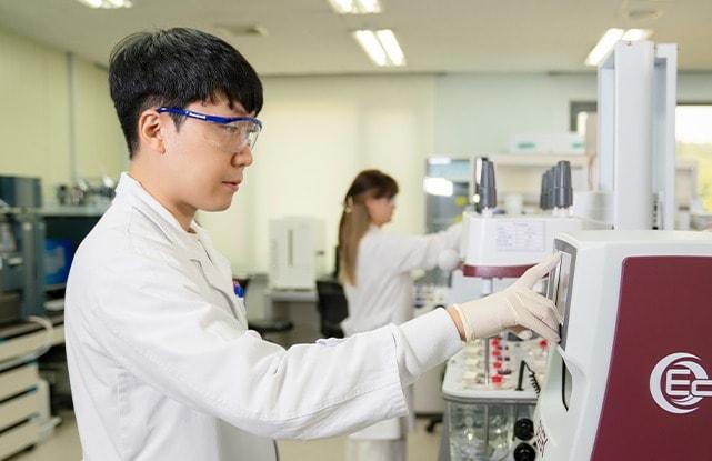 본문 이미지 - 지투지바이오 연구원이 제제분석을 진행하고 있다.&#40;지투지바이오 제공&#41;/뉴스1