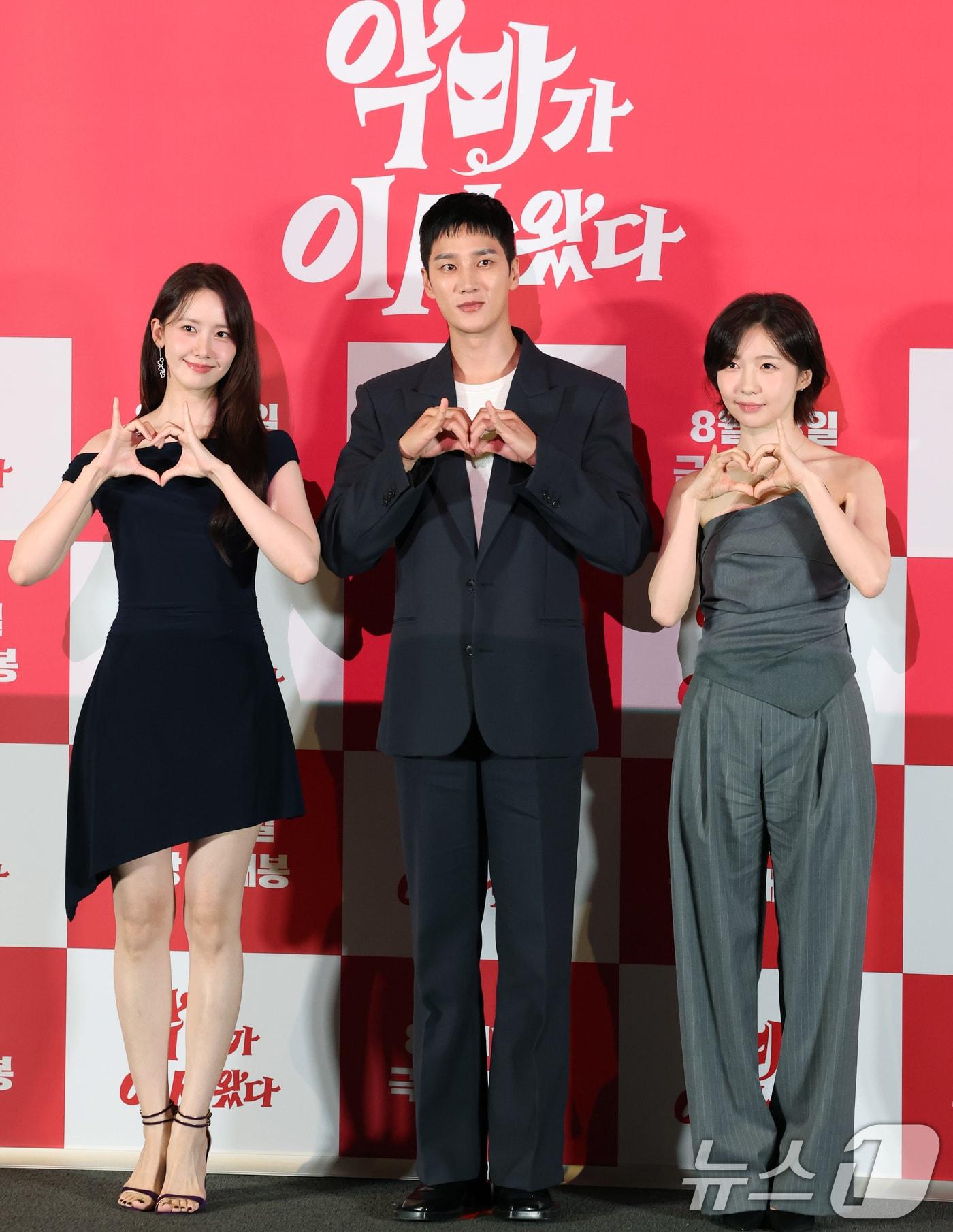 본문 이미지 - 배우 임윤아(왼쪽부터)와 안보현, 주현영이 6일 서울 용산구 CGV용산아이파크몰에서 열린 영화 '악마가 이사왔다‘(감독 이상근) 언론시사회에 참석해 포즈를 취하고 있다. '악마가 이사왔다'는 새벽마다 악마로 깨어나는 선지(임윤아 분)를 감시하는 기상천외한 아르바이트를 하게 된 청년 백수 길구(안보현 분)의 영혼 탈탈 털리는 이야기를 담은 악마 들린 코미디다. 2025.8.6/뉴스1 ⓒ News1 권현진 기자