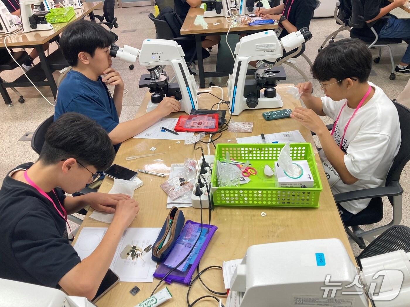 본문 이미지 - 충북교육청 자연과학교육원은 6일부터 8일까지 사흘간 도내 초등학교 5·6학년과 중학교 학생을 대상으로 ‘테마가 있는 과학탐구교실’(1기~3기)을 운영한다.(충북교육청 제공)/뉴스1