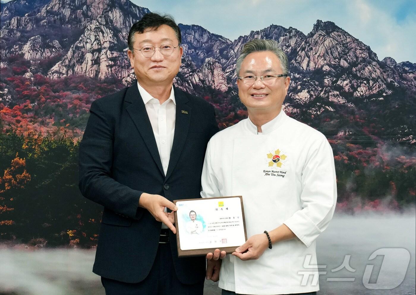 명창환 전라남도 행정부지사가 6일 도청 접견실에서 안유성 명장에게 ‘2025 남도 우리술 품평회’ 추진위원장 위촉장을 수여한 뒤 기념촬영을 하고 있다.(전남도 제공. 재판매 및 DB금지) 2025.8.6/뉴스1 