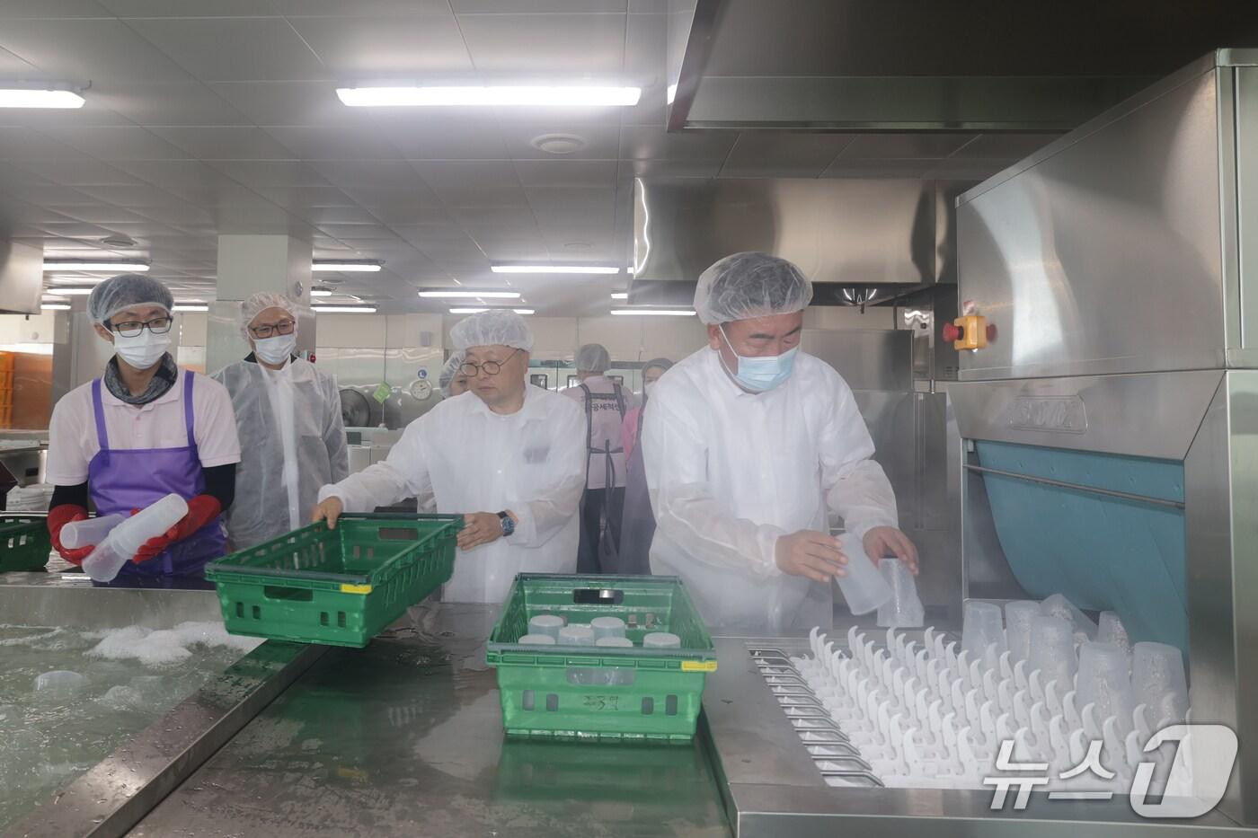 다회용기 공공세척센터서 일손 돕는 이범석 청주시장. (청주시 제공)./뉴스1