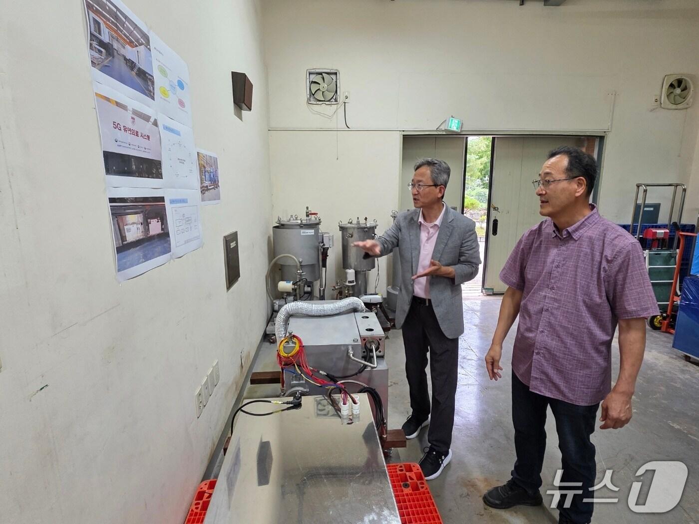 본문 이미지 - 이경원 강원조달청장(사진 왼쪽)은 6일 원주 혁신기업 소프트에코를 방문해 기업애로사항을 청취하고 조달시장 판로 지원 확대를 논의했다.(강원조달청 제공. 재판매 및 DB금지)/뉴스1