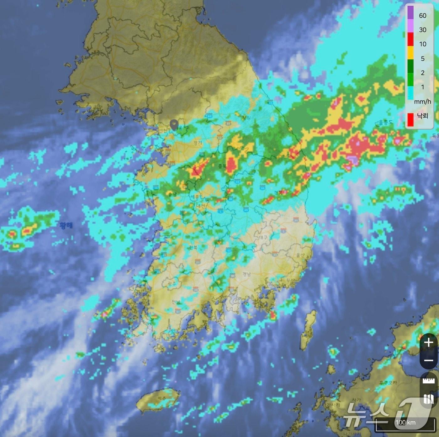 본문 이미지 - 6일 오후 5시 5시 기준 한반도 종합영상&#40;기상청 제공&#41; ⓒ 뉴스1