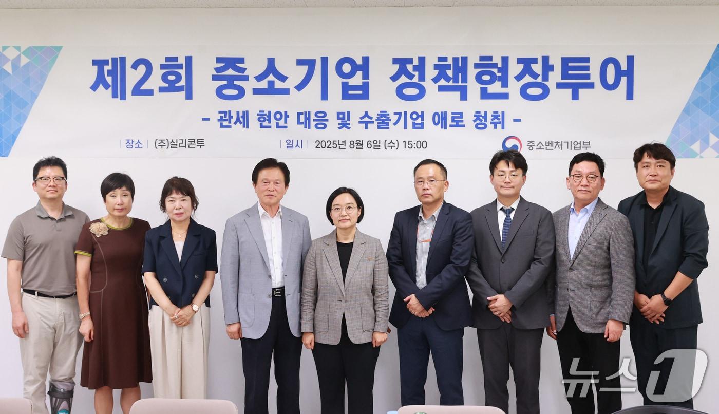 한성숙 중소벤처기업부 장관이 6일 경기 광주 실리콘투에서 열린 &#39;제2회 중소기업 정책현장투어&#39;에서 참석자들과 기념 촬영을 하고 있다.&#40;중소벤처기업부 제공&#41;