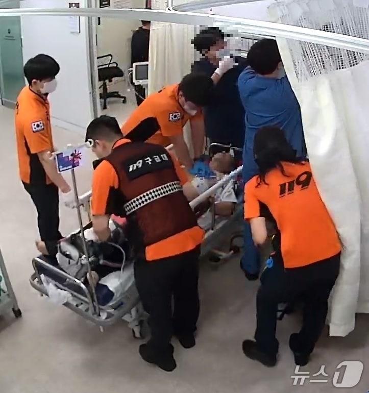 본문 이미지 - 지난 4일 오전 10시께 동래봉생병원 응급실 앞에서 해운대소방서와 금정소방서 구급대원들이 환자 이송 후 복귀하려던 중 의식과 호흡이 없는 환자를 목격하고, 즉시 현장에서 심폐소생술&#40;CPR&#41;을 시행하고 있다.&#40;해운대소방서 제공. 재판매 및 DB금지&#41;.