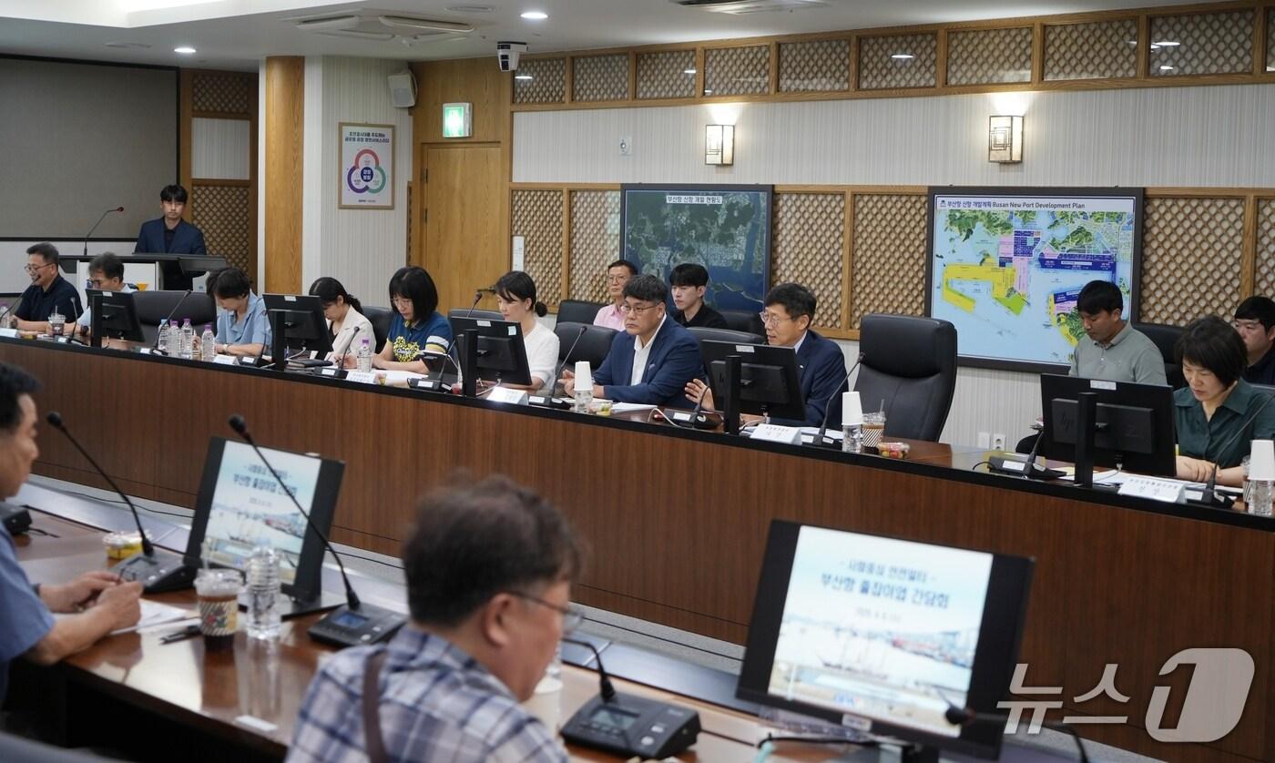 송상근 부산항만공사 사장(오른쪽에서 두 번째)이 BPA·부산해수청과 줄잡이 및 화물고정업계와의 간담회에서 발언을 하고 있다.(부산항만공사 제공. 재판매 및 DB금지).