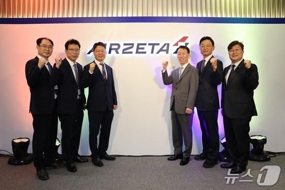 본문 이미지 - 1일 오후 서울 마곡에서 진행된 에어인천과 아시아나항공 화물사업부 통합법인 &#39;에어제타&#39;&#40;AIRZETA&#41; 출범식에서 김관식 에어제타 대표&#40;중앙 왼쪽&#41;와 소시어스 이병국 대표&#40;중앙 오른쪽&#41; 등이 에어제타 현판을 공개한 모습&lt;자료사진&gt;&#40;에어제타 제공&#41;. 2025.08.01.