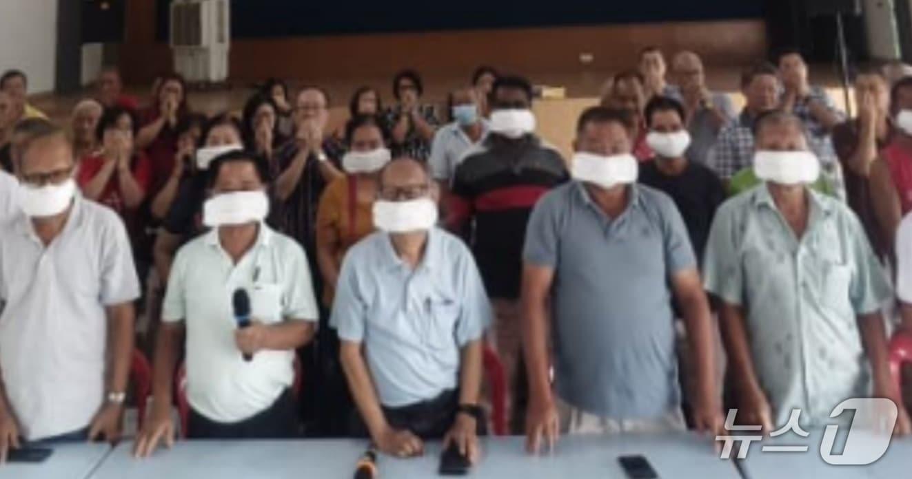 본문 이미지 - 말레이시아 중서부 느그리슴빌란주에서 민주행동당 당원들이 시위에 나서면서 당 지도부의 침묵을 표현하기 위해 생리대를 마스크로 사용했다. (출처=엑스 갈무리) 2025.8.6./뉴스1