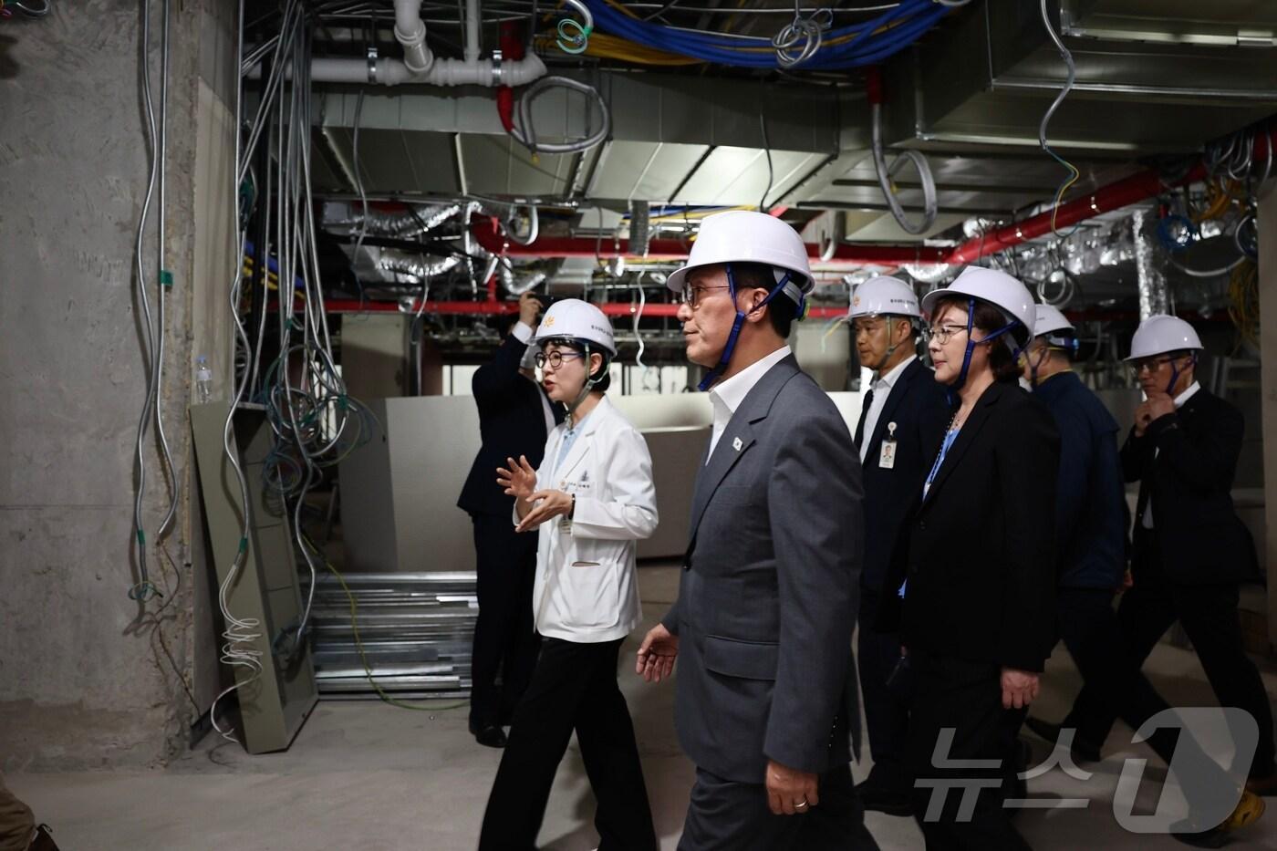 아시아태평양경제협력체(APEC) 정상회의 준비위원장인 김민석 국무총리가 6일 동국대학교 경주 병원 공사 현장을 찾아 APEC 정상회의 준비 상황을 점검하고 있다. (국무총리실 제공. 재판매 및 DB금지) 2025.8.6/뉴스1