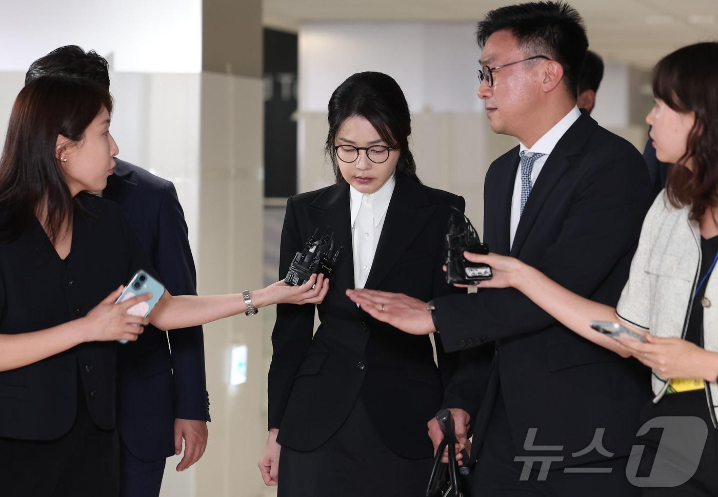 윤석열 전 대통령의 부인 김건희 여사가 6일 서울 종로구 KT광화문빌딩에 마련된 김건희 특검팀(특별검사 민중기) 사무실에 피의자 신분으로 출석해 조사를 마친 뒤 귀가하고 있다. 2025.8.6/뉴스1 ⓒ News1 김성진 기자