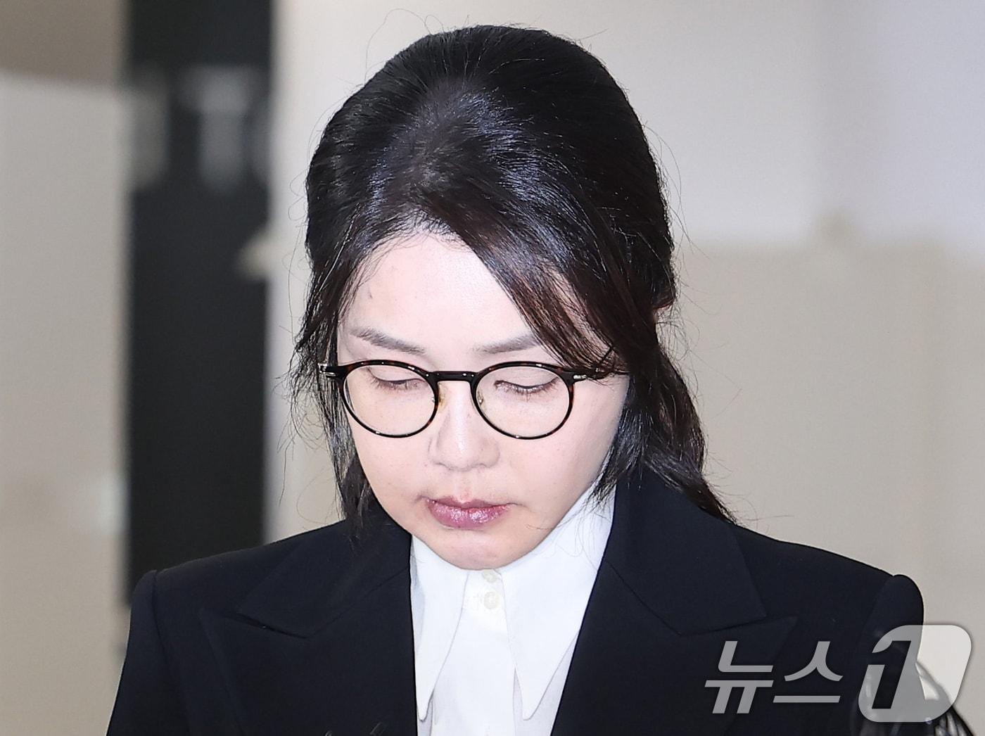 본문 이미지 - 윤석열 전 대통령의 부인 김건희 여사가 6일 서울 종로구 KT광화문빌딩에 마련된 김건희 특검팀(특별검사 민중기) 사무실에서 조사를 마친 후 귀가하고 있다. 2025.8.6/뉴스1 ⓒ News1 김성진 기자