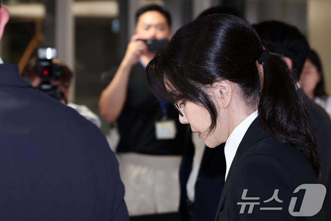 윤석열 전 대통령의 부인 김건희 여사가 6일 서울 종로구 KT광화문빌딩에 마련된 김건희 특검팀(특별검사 민중기) 사무실에서 조사를 마친 후 귀가하고 있다. 2025.8.6/뉴스1 ⓒ News1 김성진 기자
