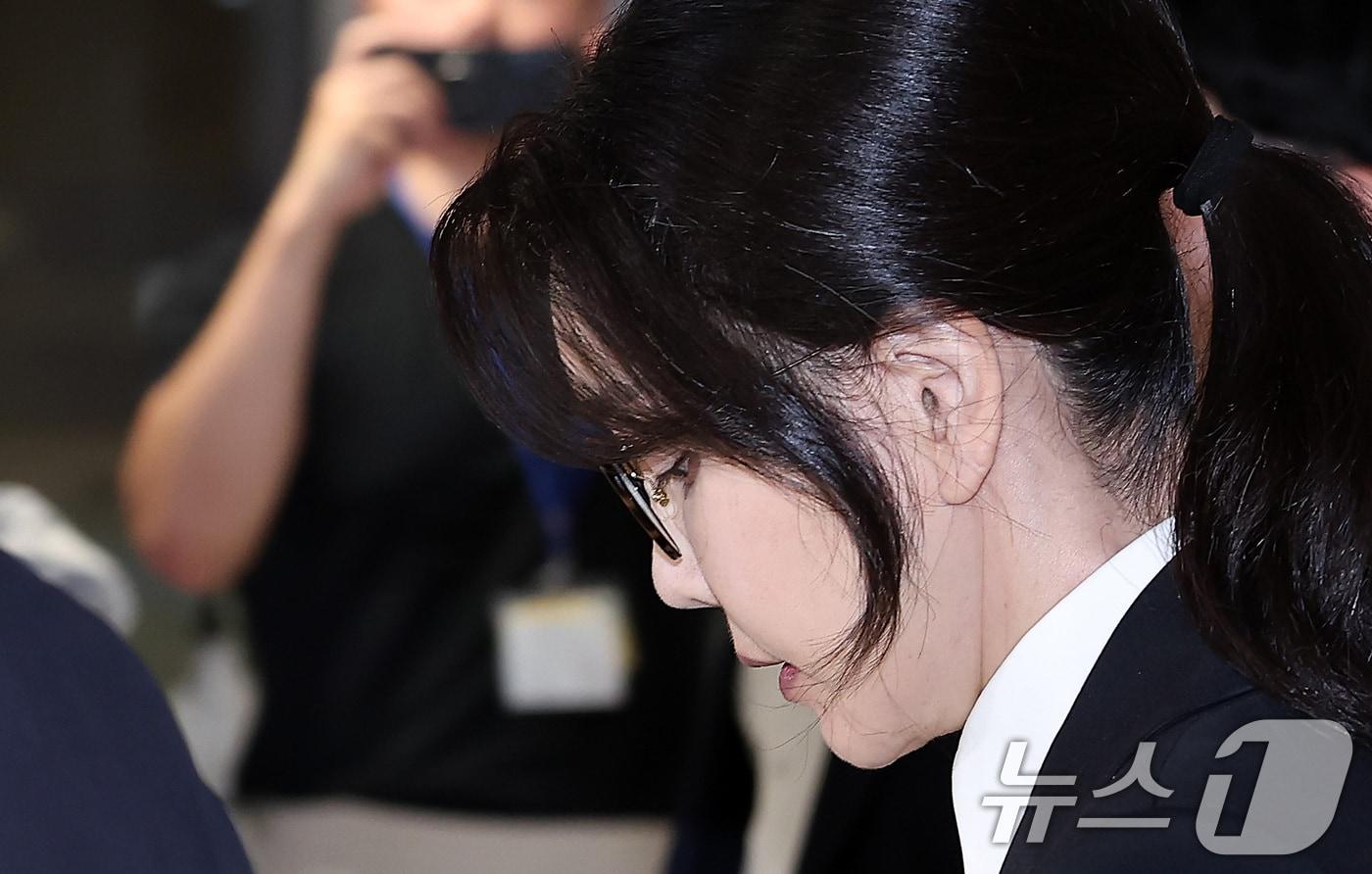 윤석열 전 대통령의 부인 김건희 여사가 6일 서울 종로구 KT광화문빌딩에 마련된 김건희 특검팀&#40;특별검사 민중기&#41; 사무실에서 조사를 마친 후 귀가하고 있다. 2025.8.6/뉴스1 ⓒ News1 김성진 기자