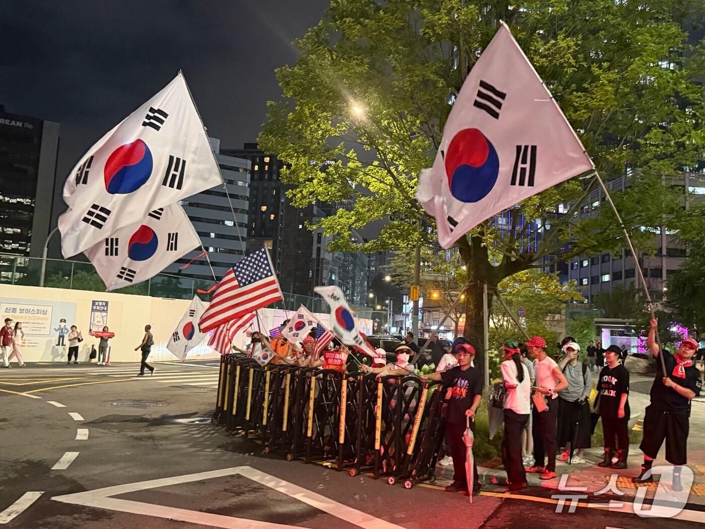 본문 이미지 - 윤석열 전 대통령의 지지자들이 김건희 여사의 조사가 진행된 김건희 특검팀 사무실 앞에 도열해 김 여사의 귀가를 기다리고 있다. 2025.8.6/뉴스1 ⓒ News1 김형준 기자