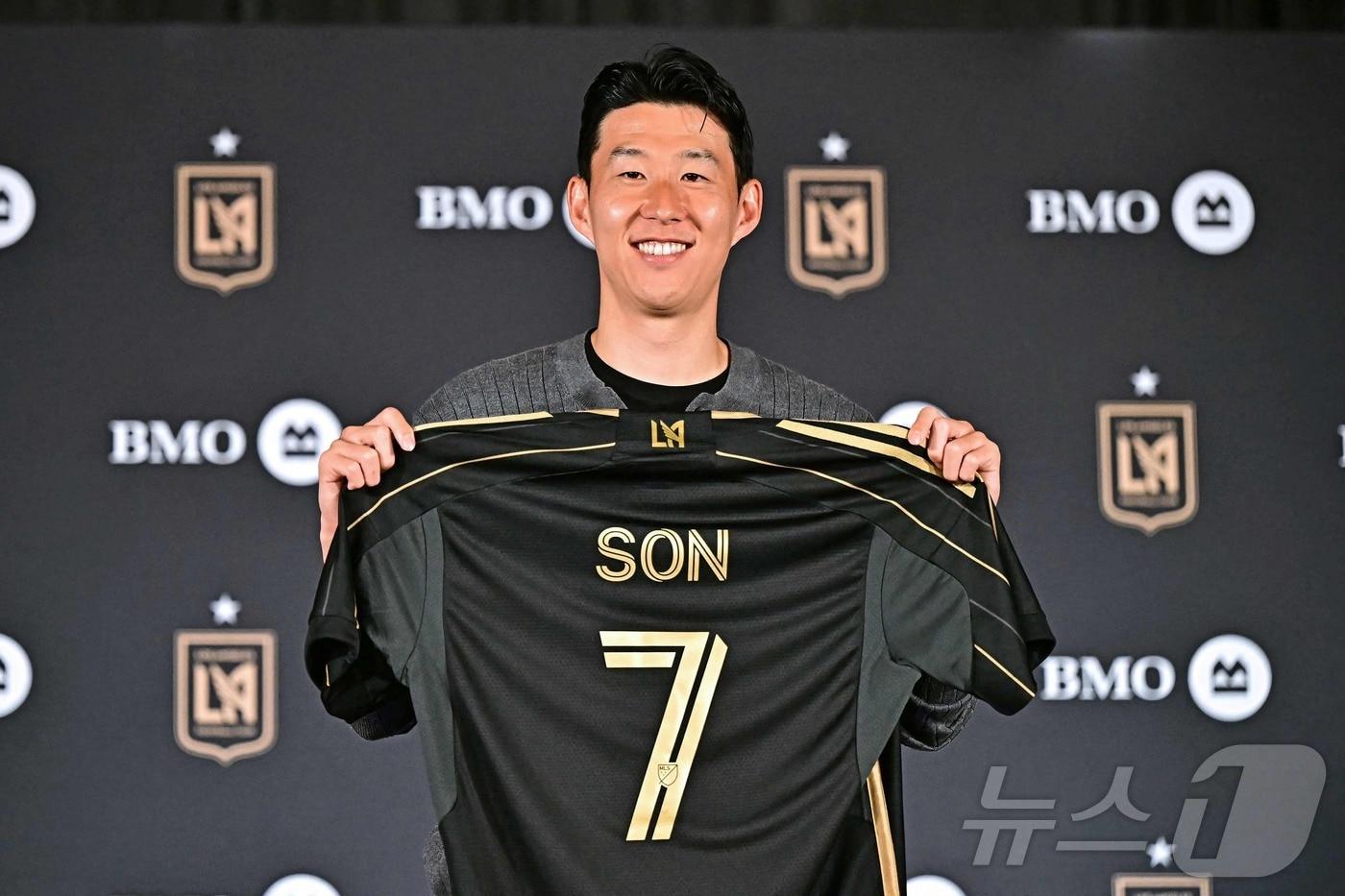 손흥민이 6일&#40;현지시간&#41; 로스앤젤레스 BMO 스타디움 필드 클럽에서 열린 로스앤젤레스 FC&#40;LAFC&#41; 입단 기자회견에서 7번 유니폼을 들고 미소를 보이고 있다. 구단에 따르면 계약 기간은 2027년까지이며, 옵션에 따라 2029년까지 연장할 수 있다. ⓒ AFP=뉴스1
