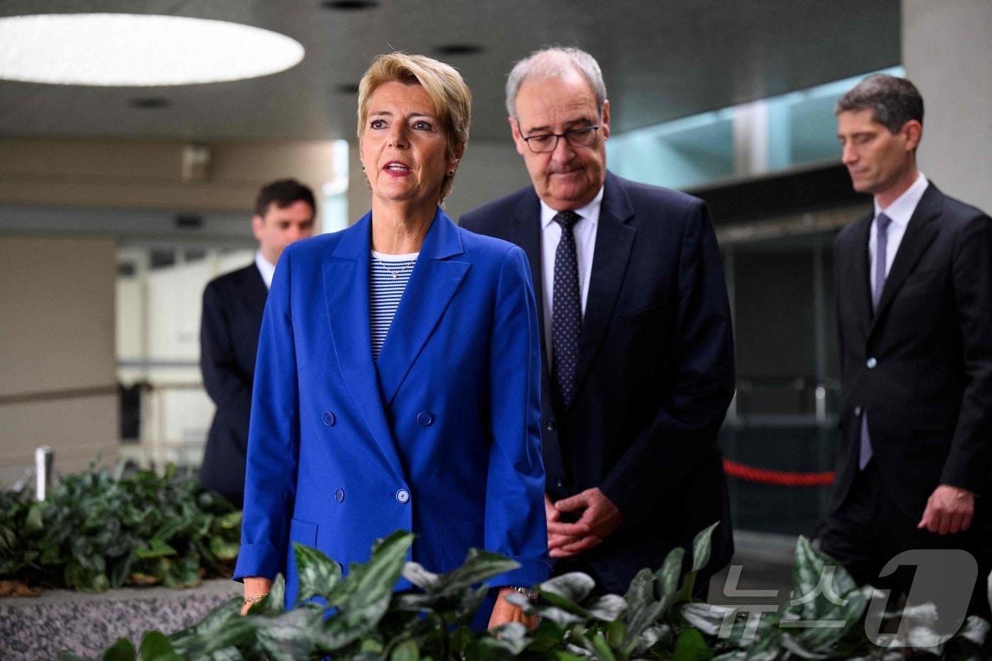 카린 켈러주터 스위스 대통령&#40;왼쪽&#41;과 기 파르믈랭 경제부 장관이 6일&#40;현지시간&#41; 워싱턴에서 마코 루비오 미국 국무장관과 회담을 마친 후 국무부를 떠나기 전 기자들과 질의응답 시간을 갖고 있다. 2025.8.6 ⓒ AFP=뉴스1 ⓒ News1 김경민 기자