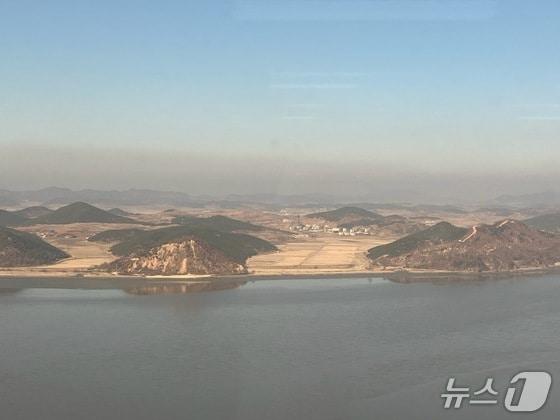 본문 이미지 - 경기도 김포시 애기봉 평화생태공원에서 바라본 북한 땅의 모습./뉴스1 ⓒ News1