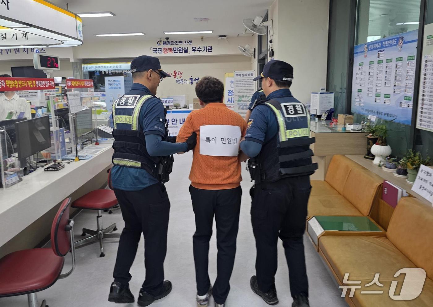 홍성군, 특이민원 발생 대비 모의훈련 실시 모습. (홍성군 제공. 재판매 및 DB금지)2025.8.7/뉴스1