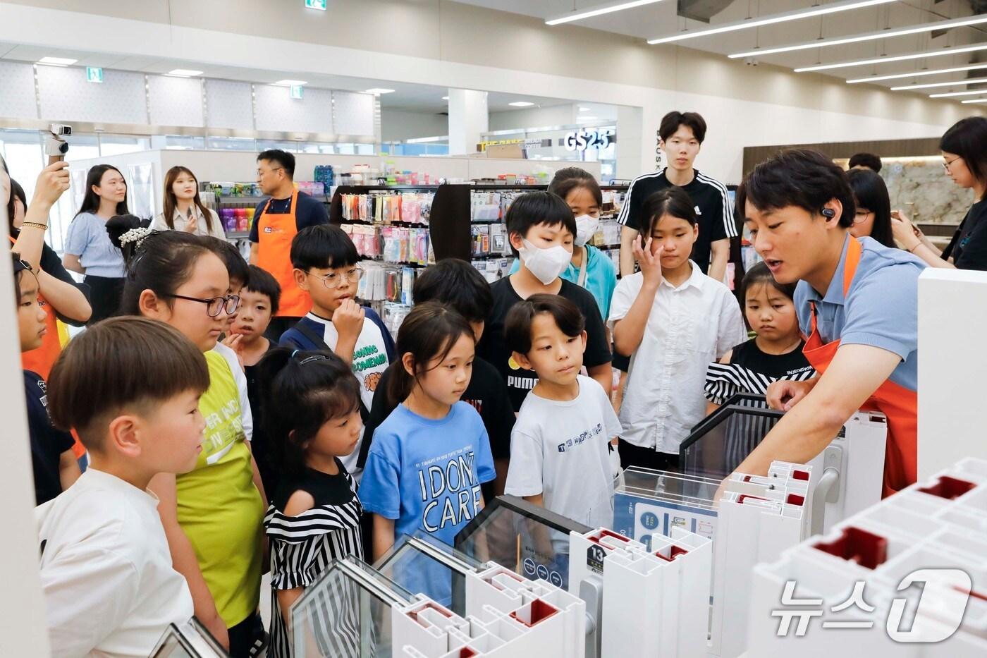홈씨씨 수원점에서 진행된 멘토링 교육 프로그램 참여 아동들이 창호 제품에 대한 설명을 듣고 있다. &#40;KCC글라스 제공&#41;