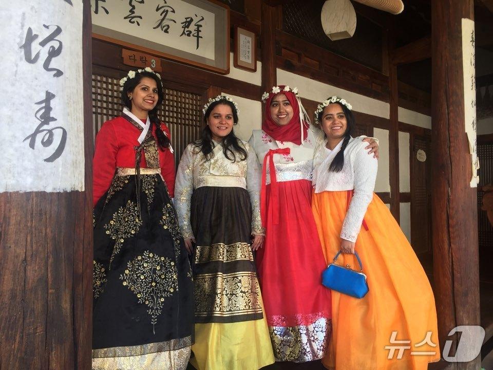 본문 이미지 - 한국문화를 체험하는 외국인 유학생(UST 제공) /뉴스1