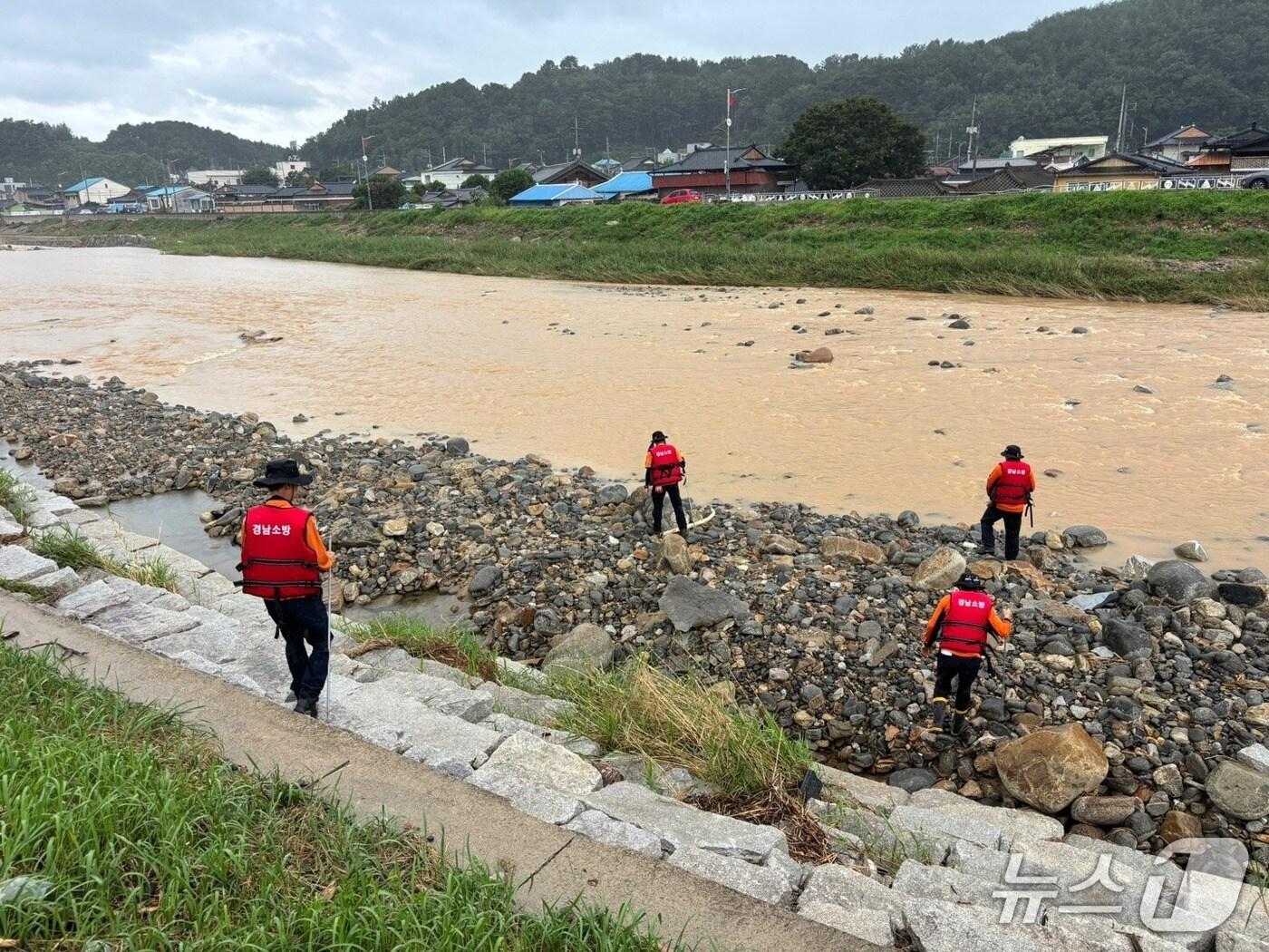 본문 이미지 - 경남소방본부의 수변 수색 장면&#40;경남소방본부 제공. 재판매 및 DB금지&#41;.