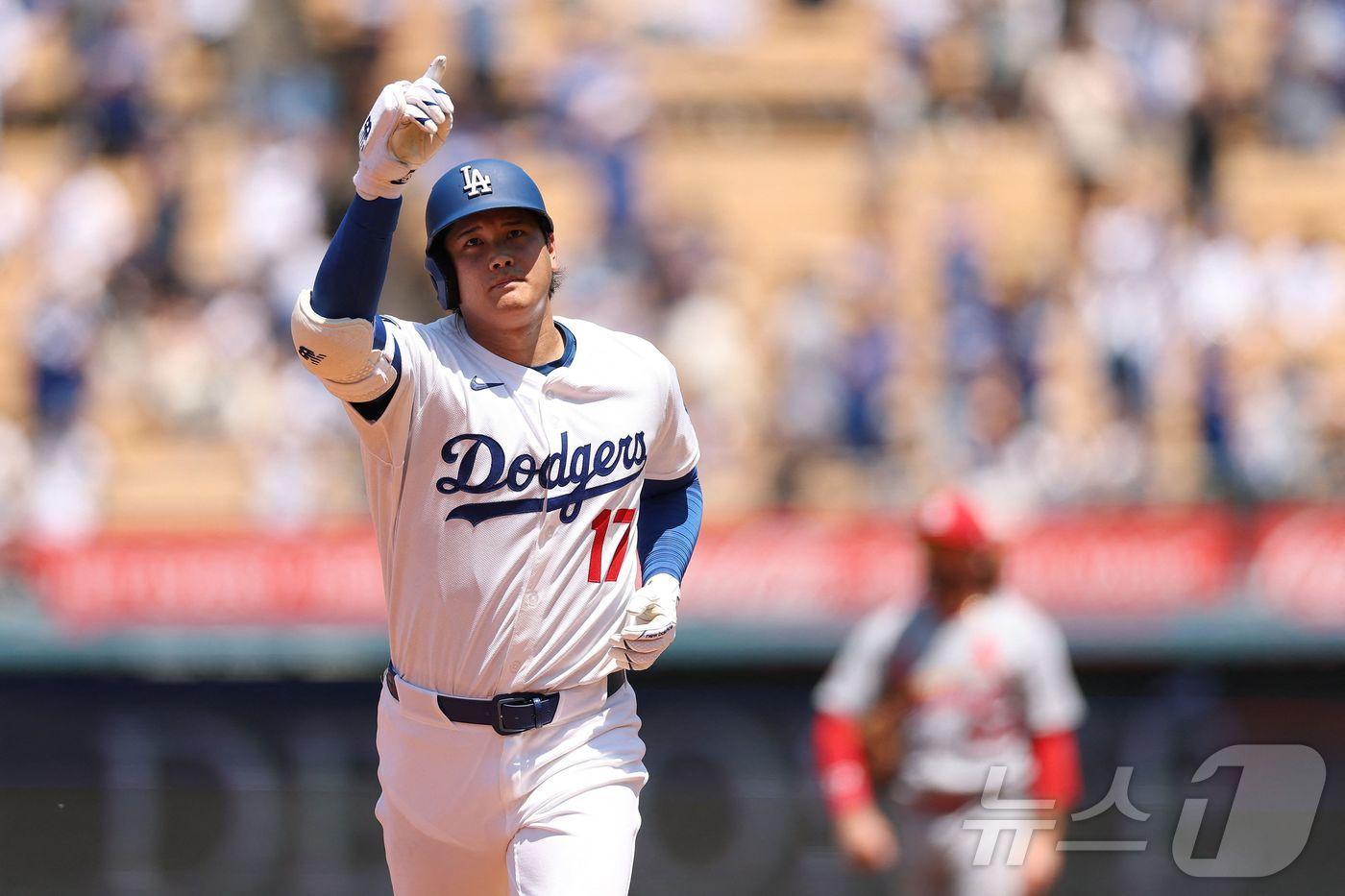 LA 다저스 오타니 쇼헤이가 7일&#40;한국시간&#41; 열린 2025 메이저리그 세인트루이스 카디널스와 홈 경기에서 시즌 39호 홈런을 터뜨렸다. 이 한 방으로 오타니는 메이저리그 통산 1000안타를 달성했다. ⓒ AFP=뉴스1
